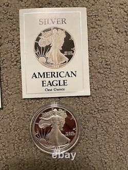 1988 Ensemble de trois pièces de monnaie en argent d'une once de preuve de la South American Eagle avec boîte et certificat d'authenticité.