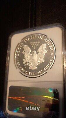 2013 W American Eagle Reverse Proof Silver Dollar NGC PF 70. Mint Condition translates to: Dollar en argent American Eagle 2013 W, preuve inversée, NGC PF 70. État neuf