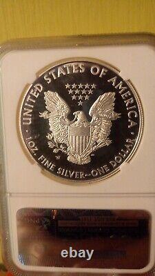 2013 W American Eagle Reverse Proof Silver Dollar NGC PF 70. Mint Condition translates to: Dollar en argent American Eagle 2013 W, preuve inversée, NGC PF 70. État neuf