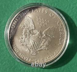2014 Lot de 5 pièces d'argent d'une once Silver Eagle. Terni autour des bords avant et arrière. Voir la photo.