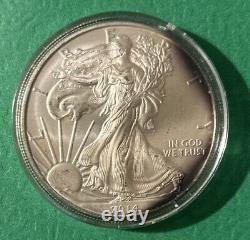 2014 Lot de 5 pièces d'argent d'une once Silver Eagle. Terni autour des bords avant et arrière. Voir la photo.