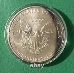 2014 Lot de 5 pièces d'argent d'une once Silver Eagle. Terni autour des bords avant et arrière. Voir la photo.