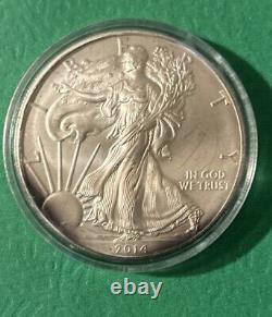 2014 Lot de 5 pièces d'argent d'une once Silver Eagle. Terni autour des bords avant et arrière. Voir la photo.
