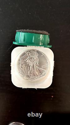 2020 American Silver Eagle 1oz coin 1 Roll of 20 BU Coins in Tube
Translation: Pièce d'argent American Silver Eagle 1oz de 2020 - 1 Rouleau de 20 pièces non circulées dans un tube.