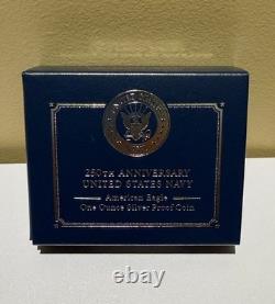 250e anniversaire de la Marine américaine Pièce en argent d'une once, épreuve aigle américain en main