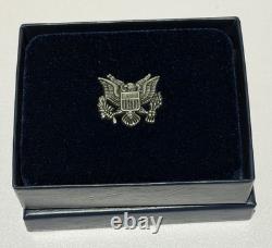 250e anniversaire de la Marine américaine Pièce en argent d'une once, épreuve aigle américain en main