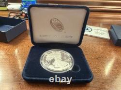 250e anniversaire de la marine américaine pièce en argent en proof d'un once American Eagle EN MAIN