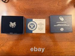 250e anniversaire de la marine américaine pièce en argent en proof d'un once American Eagle EN MAIN