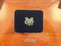 250e anniversaire de la marine américaine pièce en argent en proof d'un once American Eagle EN MAIN
