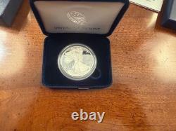 250e anniversaire de la marine américaine pièce en argent en proof d'un once American Eagle EN MAIN