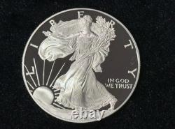 Dollar en argent American Eagle non circulé de 1996 dans sa boîte de la Monnaie avec certificat d'authenticité et emballage d'origine.