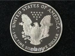 Dollar en argent American Eagle non circulé de 1996 dans sa boîte de la Monnaie avec certificat d'authenticité et emballage d'origine.