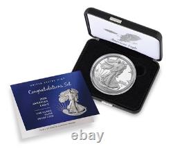 Ensemble de félicitations P 2026 Monnaie American Eagle 1 oz en argent proof en main