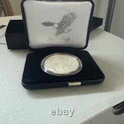 Pièce Proof American Silver Eagle d’une once gravée au laser 2025 en main, expédition immédiate
