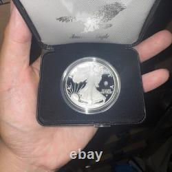Pièce Proof American Silver Eagle d’une once gravée au laser 2025 en main, expédition immédiate