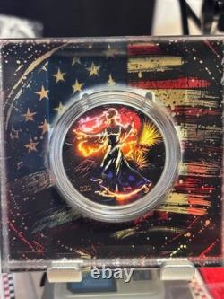 Pièce colorisée Silver Eagle 2024 Célébration du 4 juillet 1 oz. 999 Brille dans le noir #222