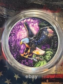 Pièce colorisée Silver Eagle 2024 Célébration du 4 juillet 1 oz. 999 Brille dans le noir #222