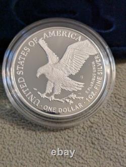 Pièce en argent Proof d'une once avec aigle américain pour le 250e anniversaire de la Marine des États-Unis